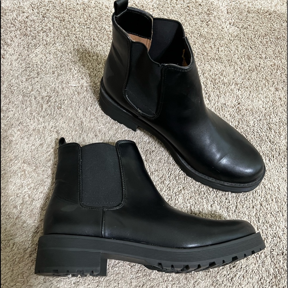 NEVER WORN Fergie booties